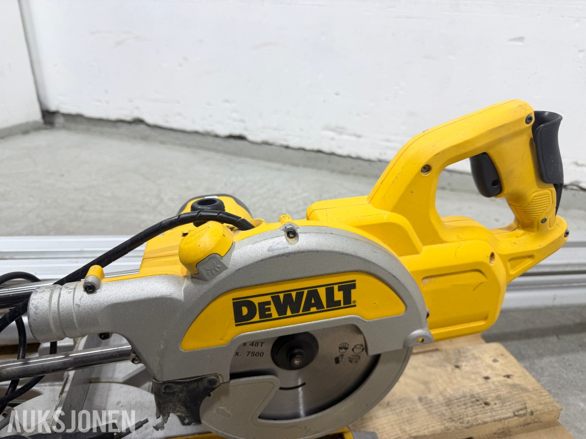 DeWalt DWS777-QS kapp og gjærsag med DE7023-XJ sagbord