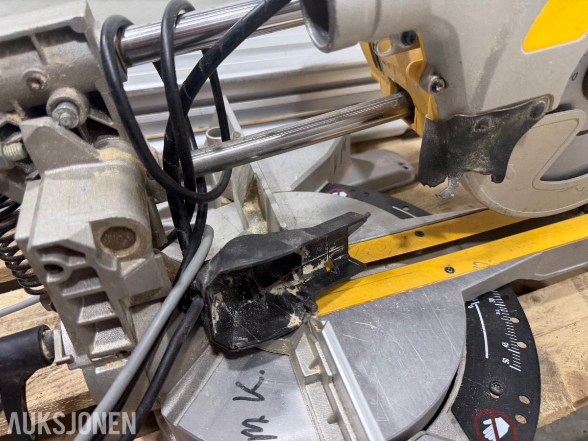 DeWalt DWS777-QS kapp og gjærsag med DE7023-XJ sagbord