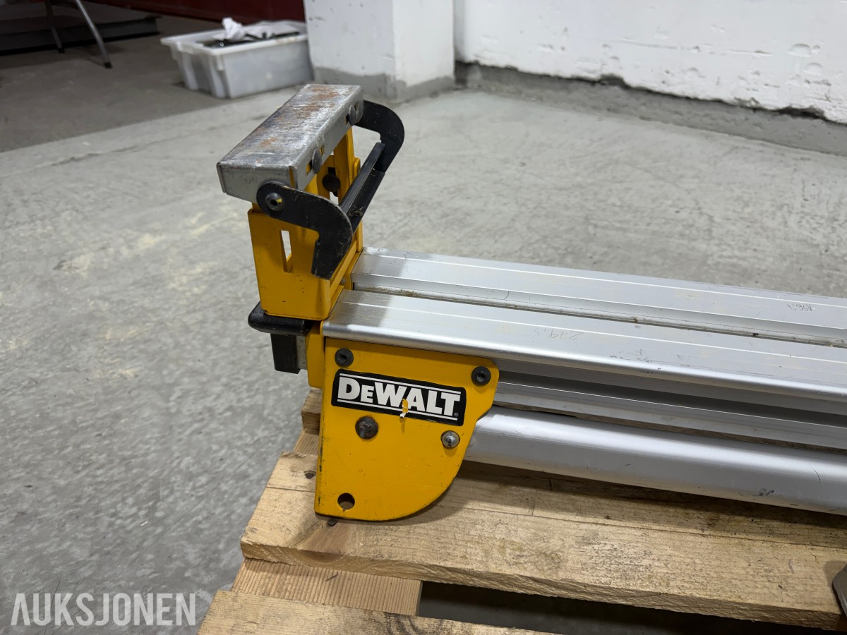 DeWalt DWS777-QS kapp og gjærsag med DE7023-XJ sagbord