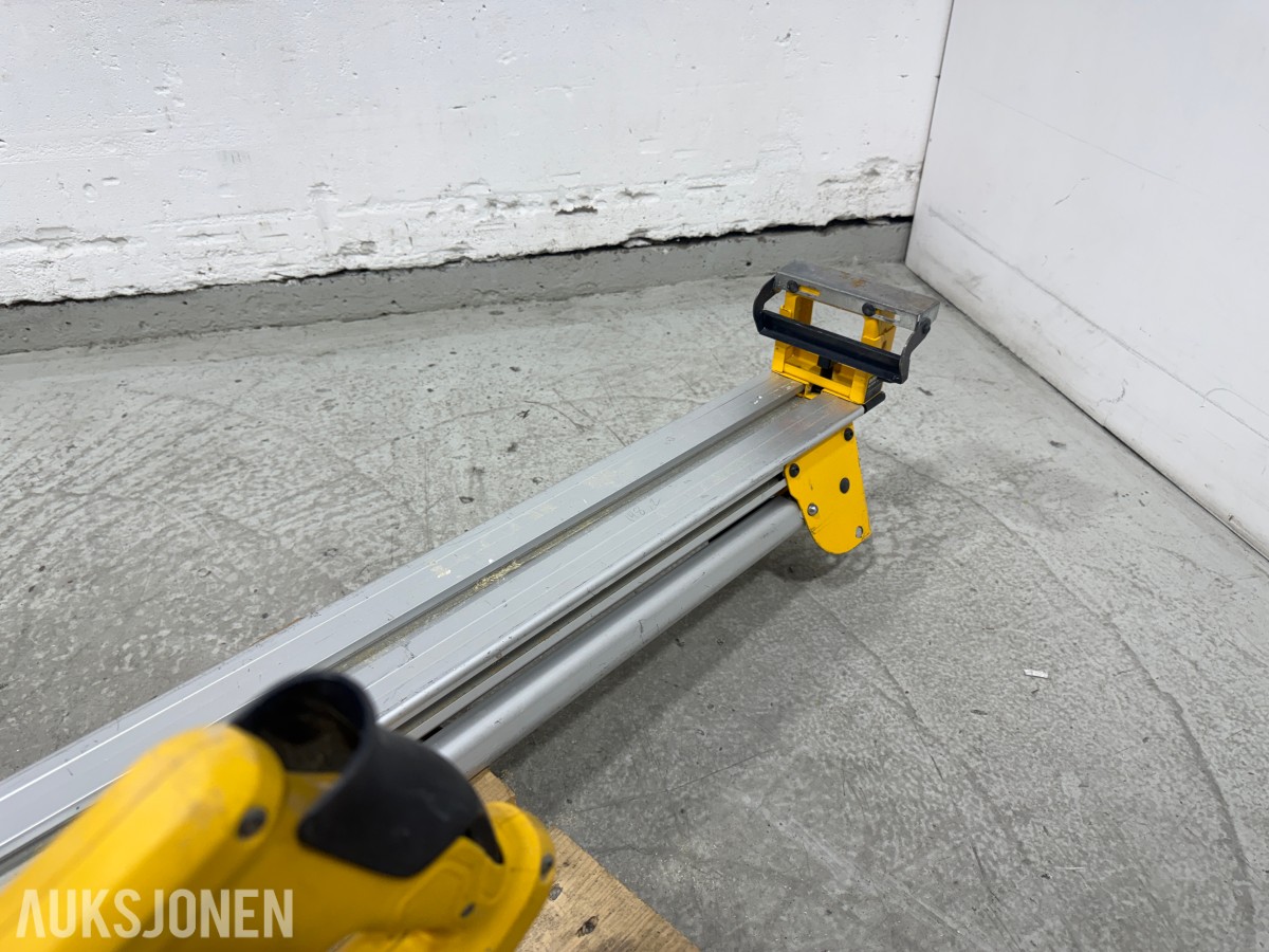 DeWalt DWS777-QS kapp og gjærsag med DE7023-XJ sagbord