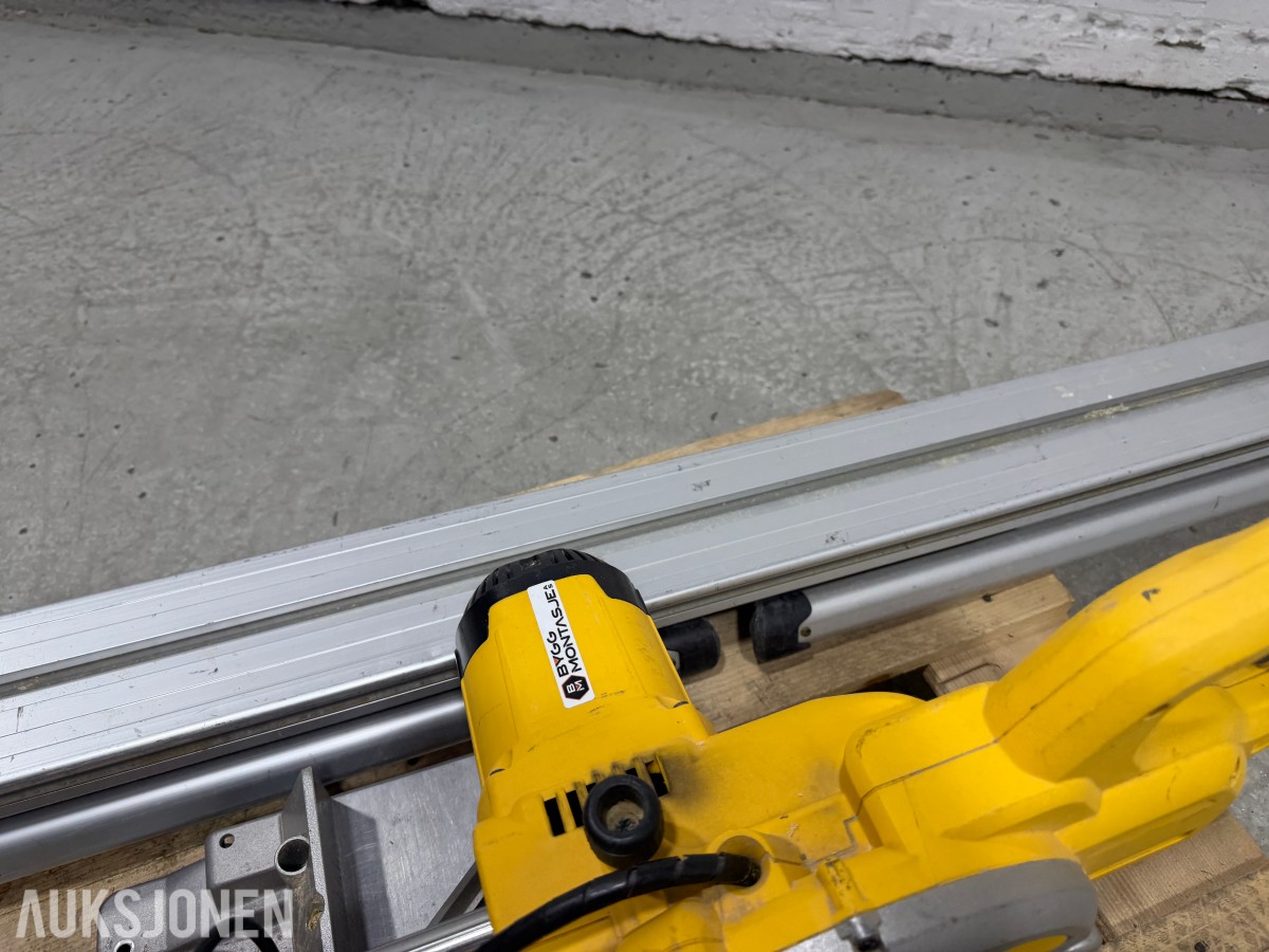 DeWalt DWS777-QS kapp og gjærsag med DE7023-XJ sagbord