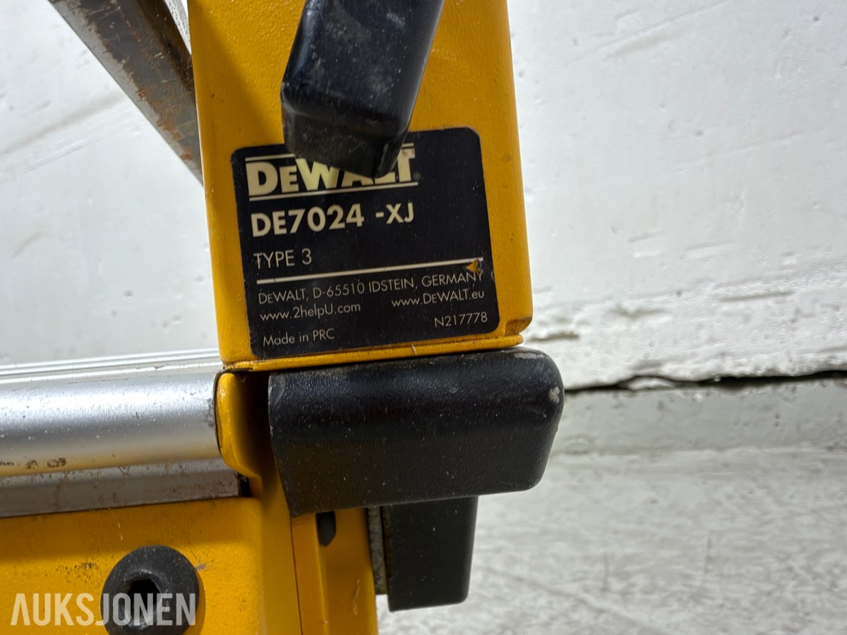 DeWalt DWS777-QS kapp og gjærsag med DE7023-XJ sagbord