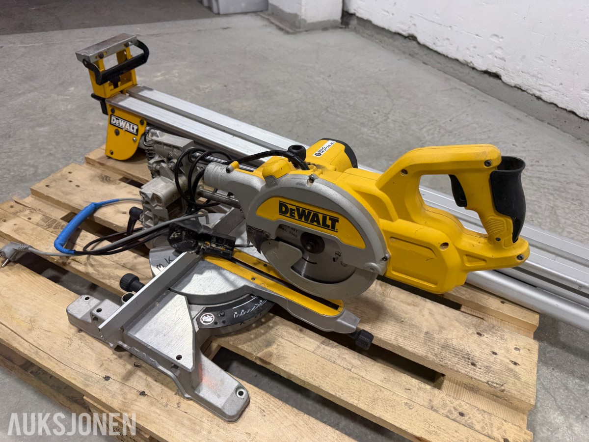 DeWalt DWS777-QS kapp og gjærsag med DE7023-XJ sagbord