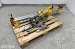DeWalt DWS777-QS kapp og gjærsag med DE7023-XJ sagbord