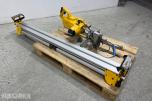 DeWalt DWS777-QS kapp og gjærsag med DE7023-XJ sagbord