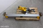 DeWalt DWS777-QS kapp og gjærsag med DE7023-XJ sagbord