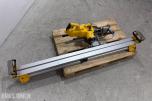 DeWalt DWS777-QS kapp og gjærsag med DE7023-XJ sagbord