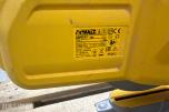 DeWalt DWS777-QS kapp og gjærsag med DE7023-XJ sagbord
