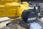 DeWalt DWS777-QS kapp og gjærsag med DE7023-XJ sagbord