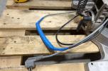DeWalt DWS777-QS kapp og gjærsag med DE7023-XJ sagbord