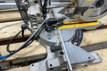 DeWalt DWS777-QS kapp og gjærsag med DE7023-XJ sagbord
