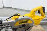 DeWalt DWS777-QS kapp og gjærsag med DE7023-XJ sagbord