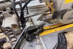 DeWalt DWS777-QS kapp og gjærsag med DE7023-XJ sagbord