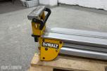 DeWalt DWS777-QS kapp og gjærsag med DE7023-XJ sagbord