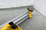 DeWalt DWS777-QS kapp og gjærsag med DE7023-XJ sagbord