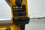 DeWalt DWS777-QS kapp og gjærsag med DE7023-XJ sagbord