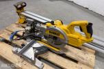 DeWalt DWS777-QS kapp og gjærsag med DE7023-XJ sagbord