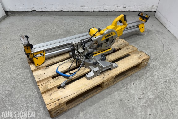 DeWalt DWS777-QS kapp og gjærsag med DE7023-XJ sagbord