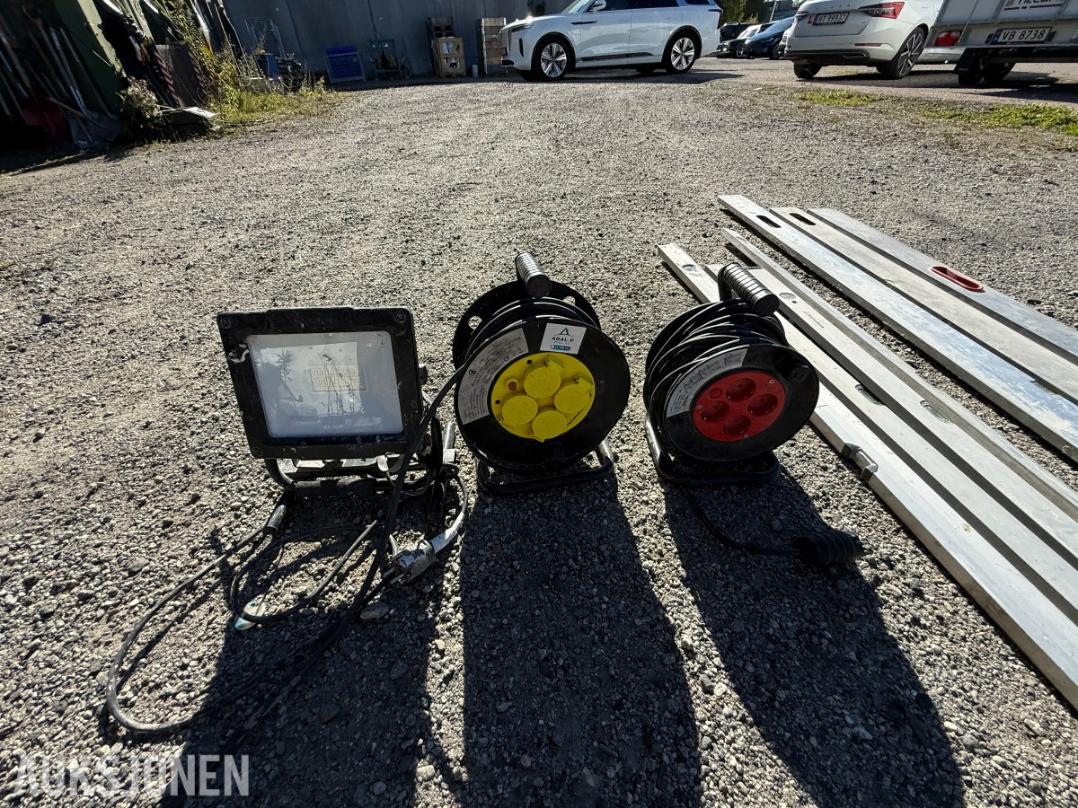 Arbeidslys, kabeltromler og vater – samlet parti