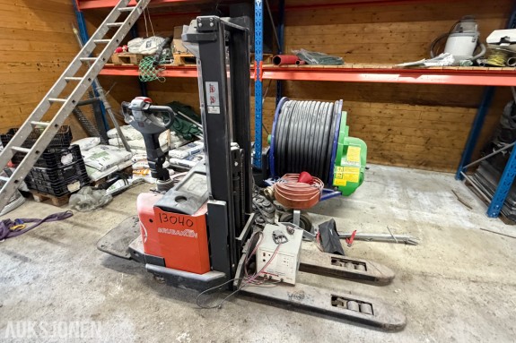 2006 BT SWE120L elektrisk ledestabler - 1200 kg løftekapasitet - 2700 mm løftehøyde - 24 V batteri - batterilader inngår