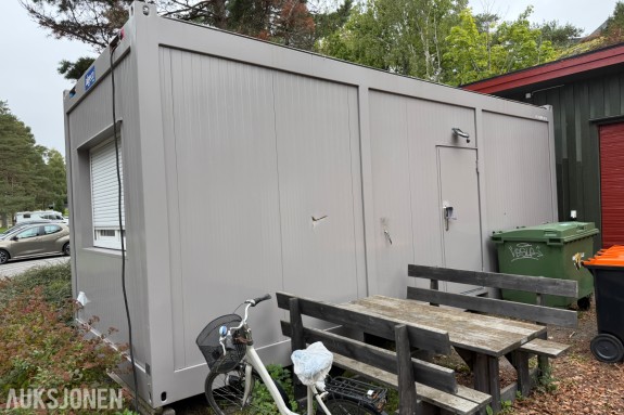 Algeco brakkemodul - garderobe med 6 skap - to WC-rom og dusj - ca. 6,9 x 3,0 m - kodelås og 32 A inntak