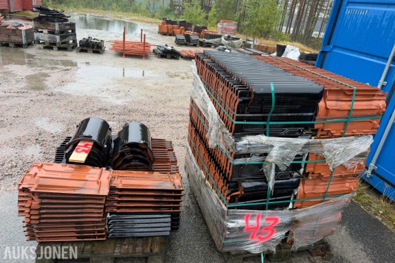 CA. 300 STK FUTURA TAKTEGL GLASSERT SORT MED MØNESTEIN – PARTI 43