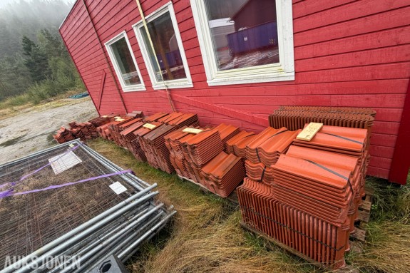 STORT PARTI SKARPNES DOBBELKRUM TAKSTEIN UBEHANDLET RØD – 7 PALLER – PARTI 53