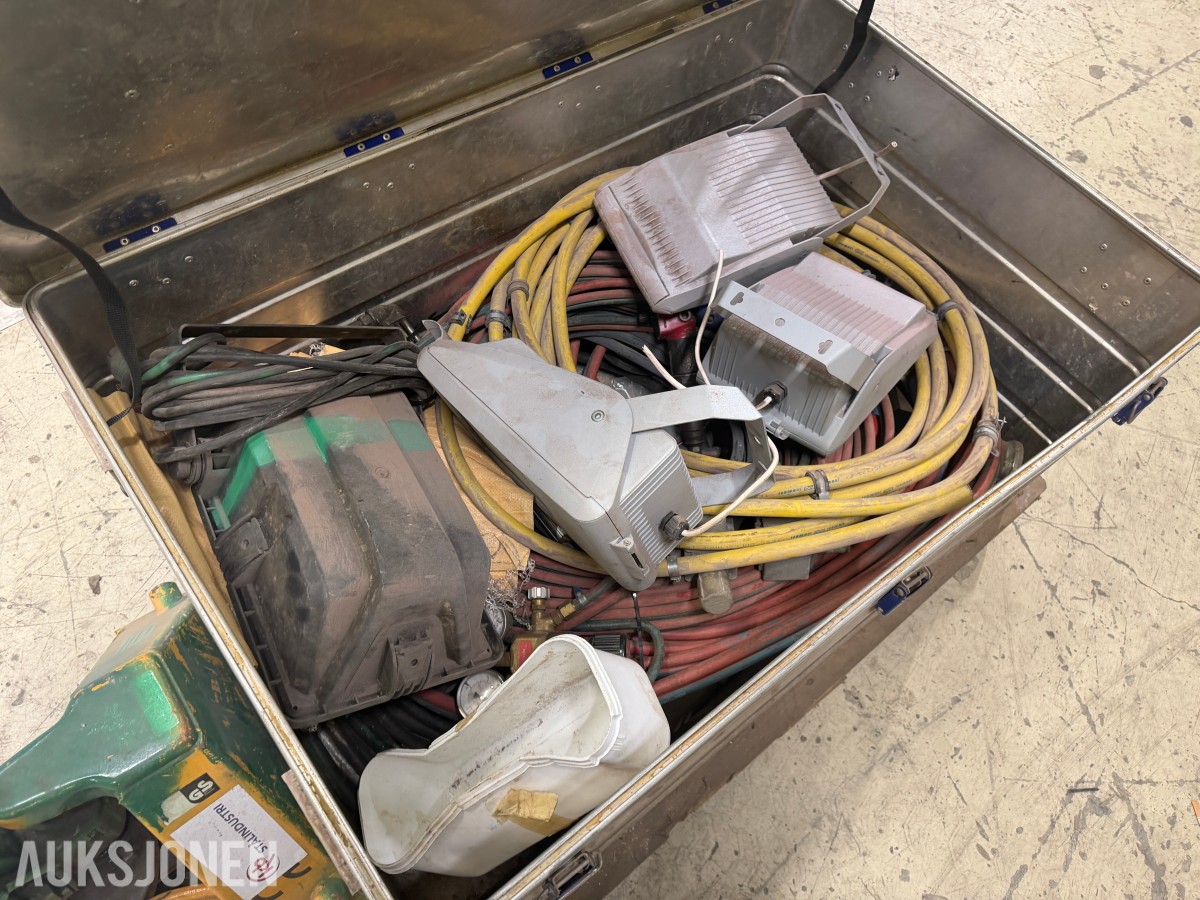 Parti med slanger, arbeidslys og diverse verkstedutstyr i aluminiumskasse