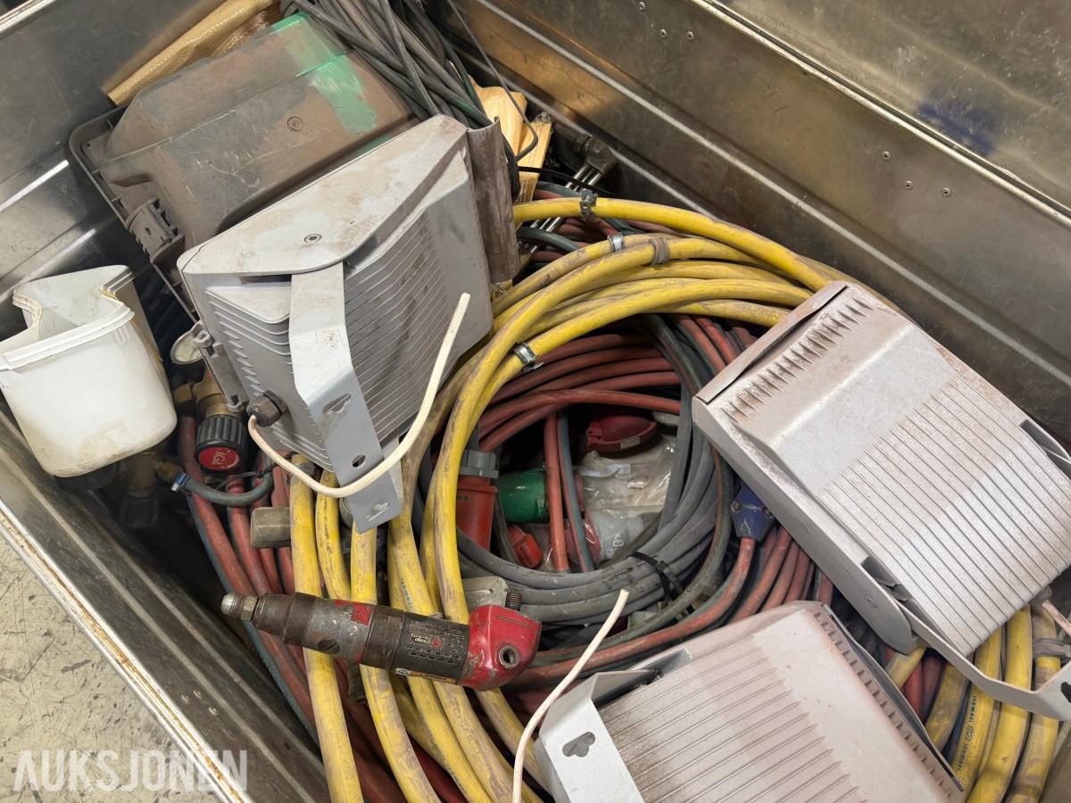 Parti med slanger, arbeidslys og diverse verkstedutstyr i aluminiumskasse