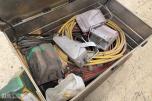 Parti med slanger, arbeidslys og diverse verkstedutstyr i aluminiumskasse