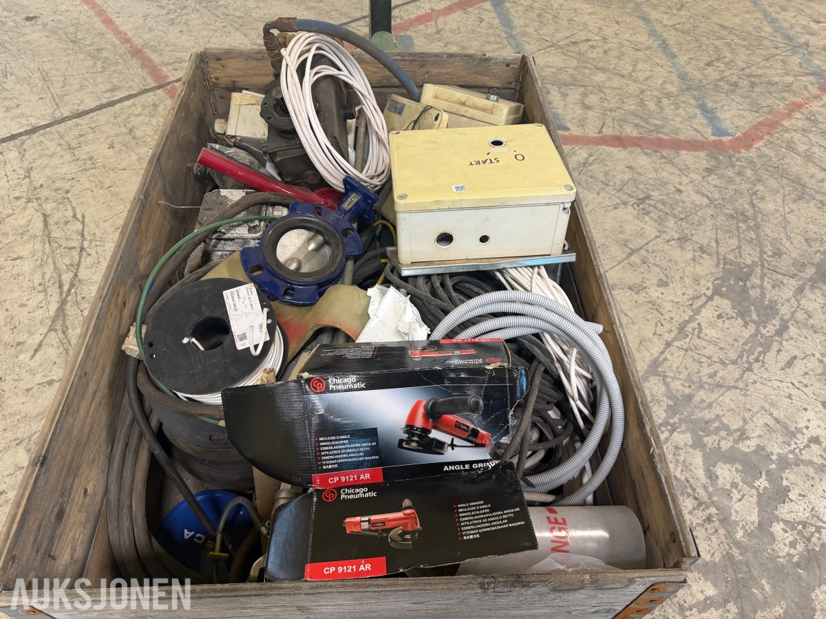 Parti med diverse tekniske komponenter, kabler og utstyr i trekasse