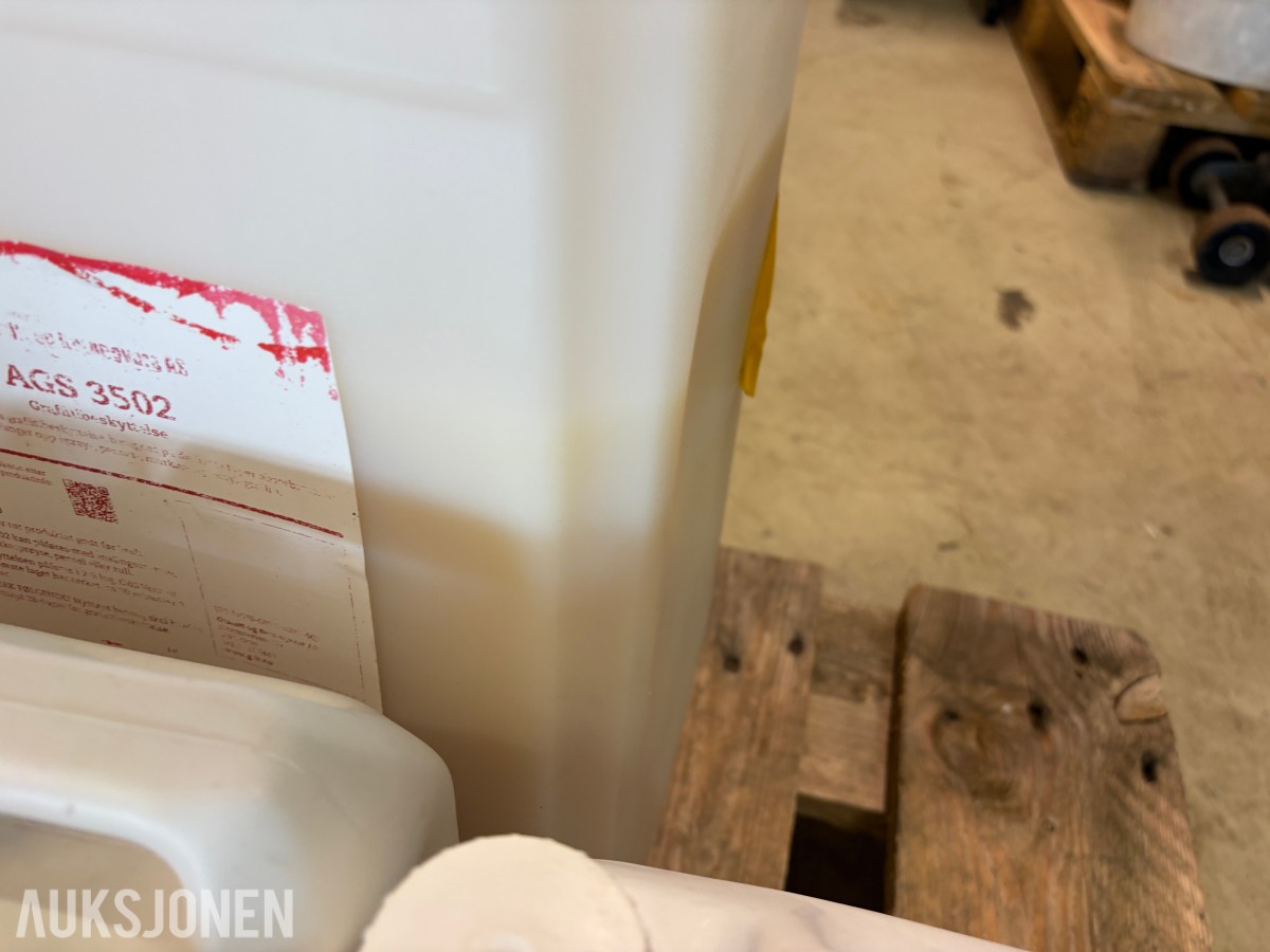 Parti med antigraffitimidler – Sika Antigrafitti 24-7, SikaAntigraffiti-15 og AGS 3502