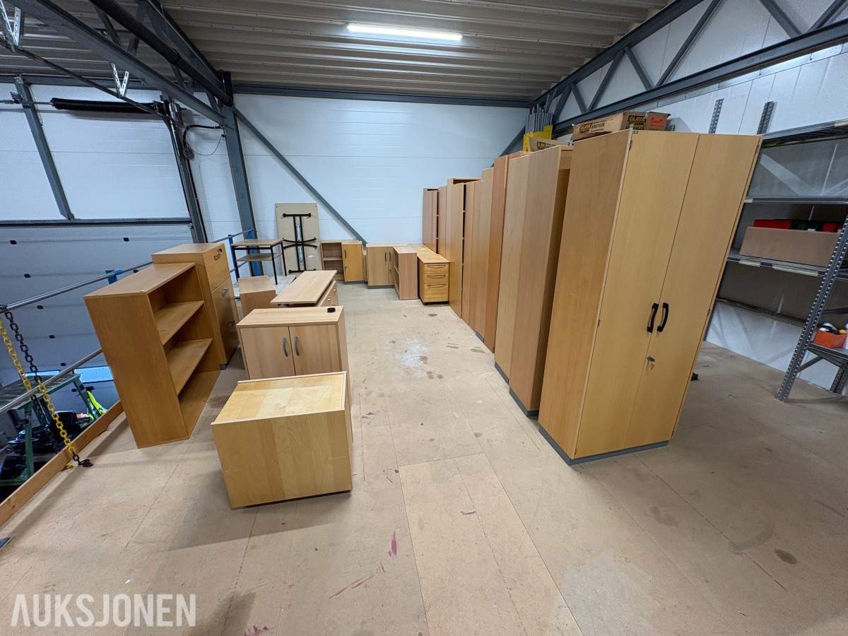 Stort parti med møbler og bilder
