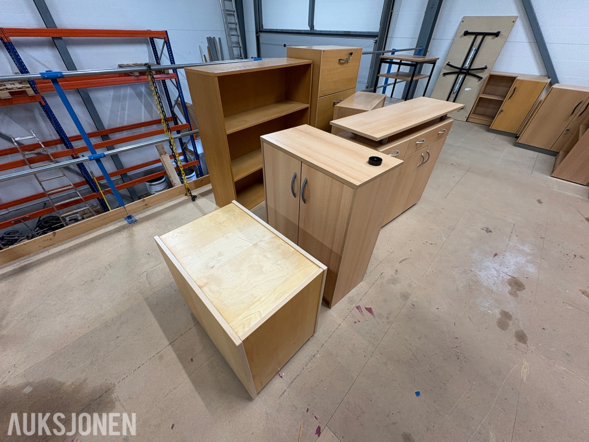 Stort parti med møbler og bilder