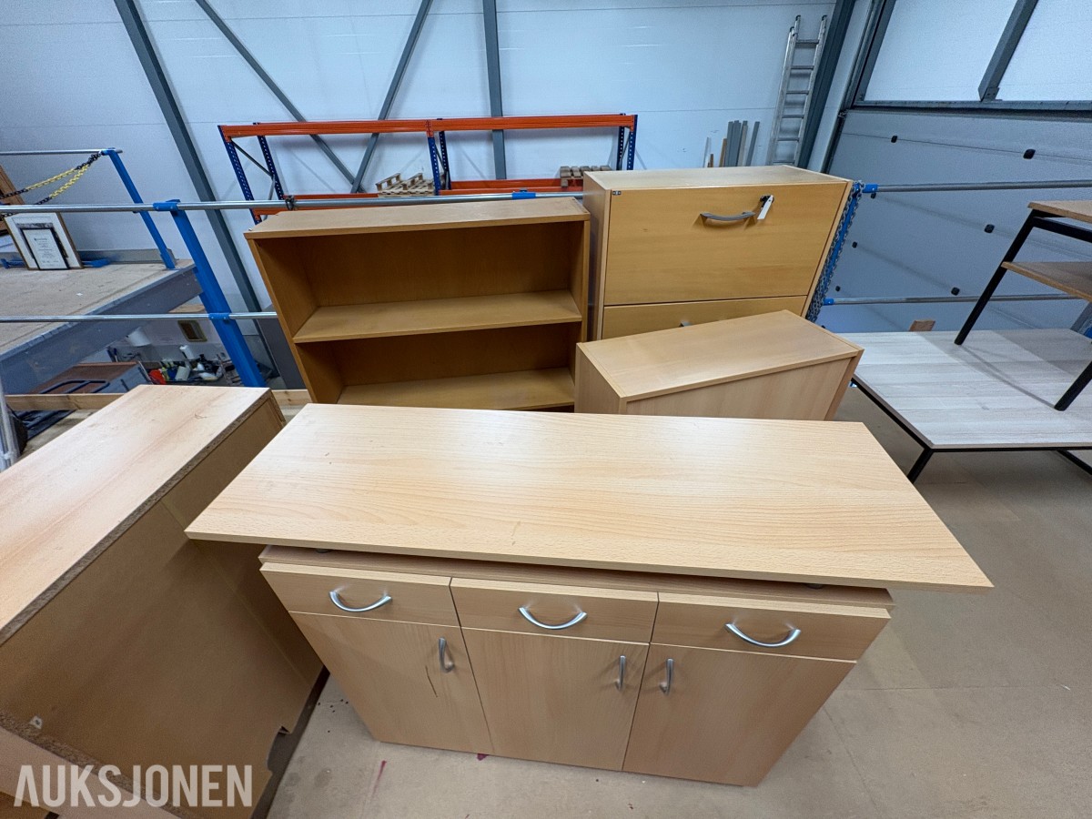 Stort parti med møbler og bilder