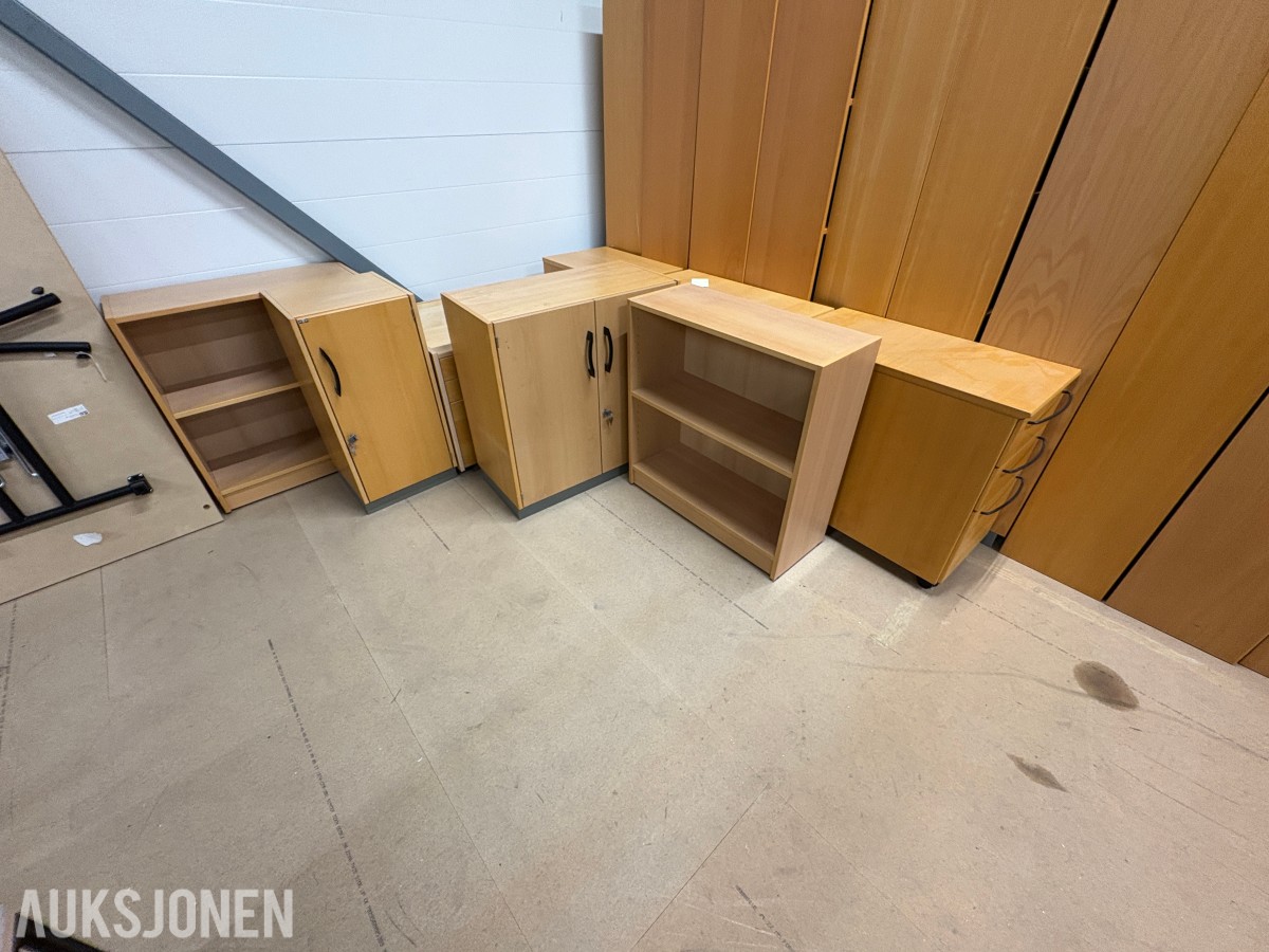 Stort parti med møbler og bilder