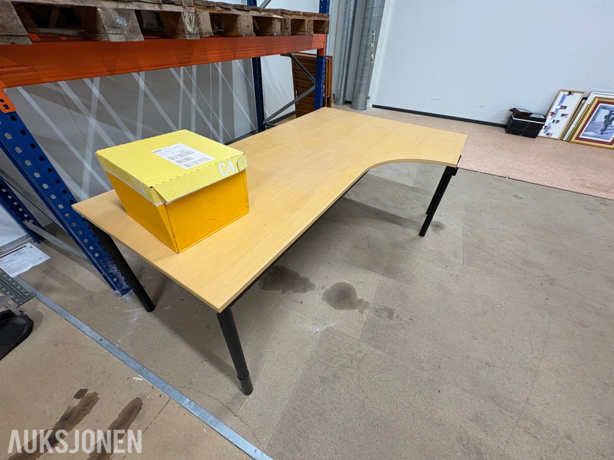 Stort parti med møbler og bilder