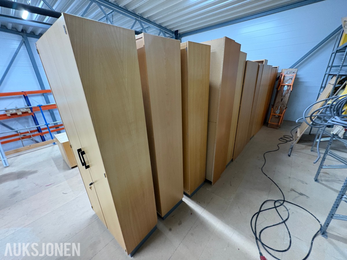 Stort parti med møbler og bilder