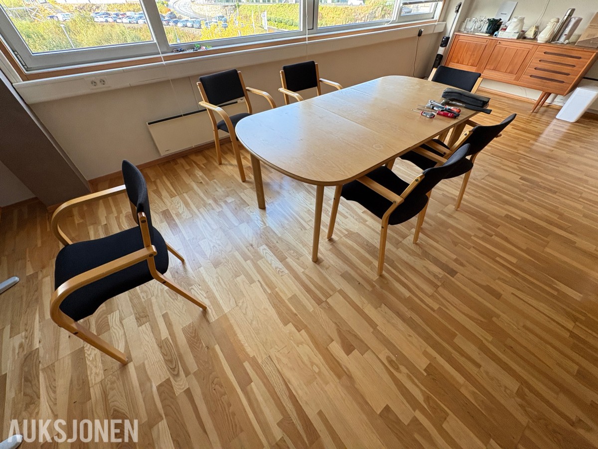 Stort parti med møbler og bilder