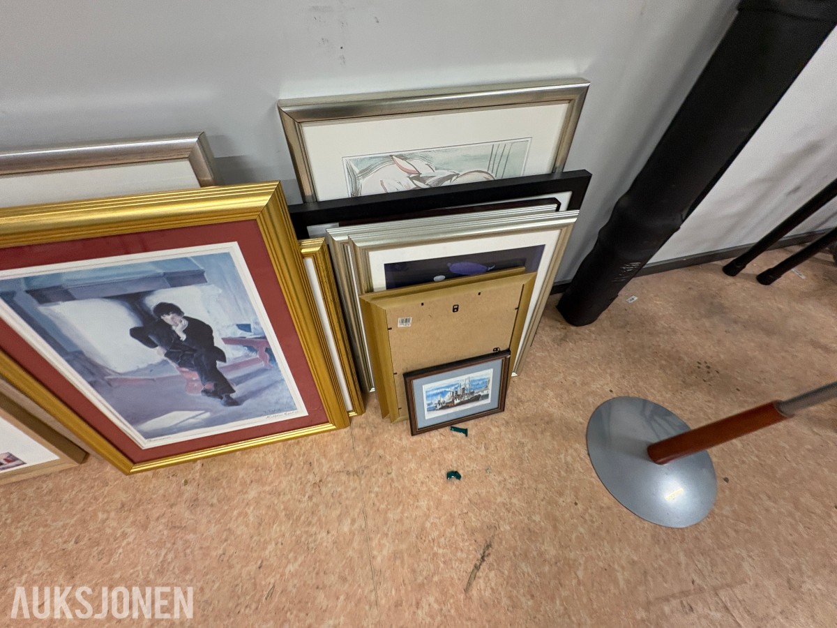 Stort parti med møbler og bilder