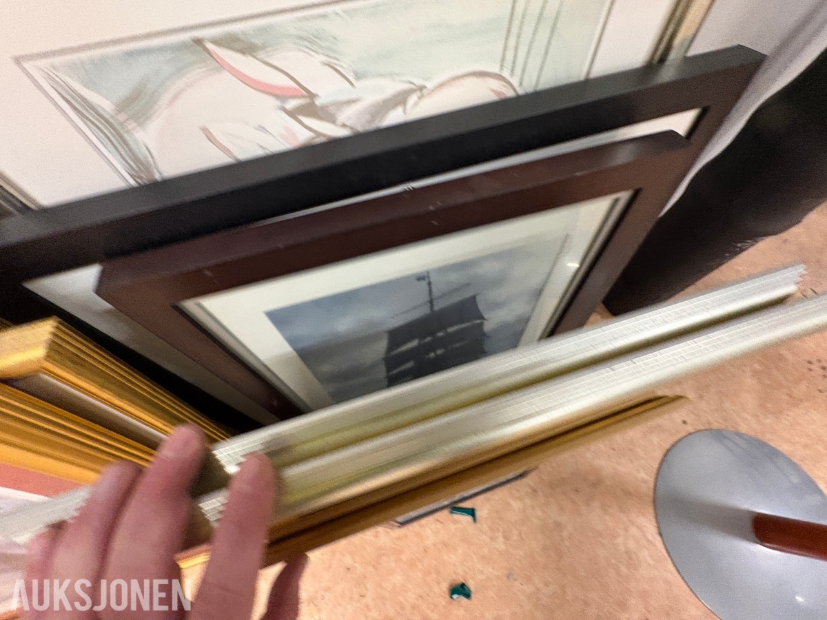 Stort parti med møbler og bilder