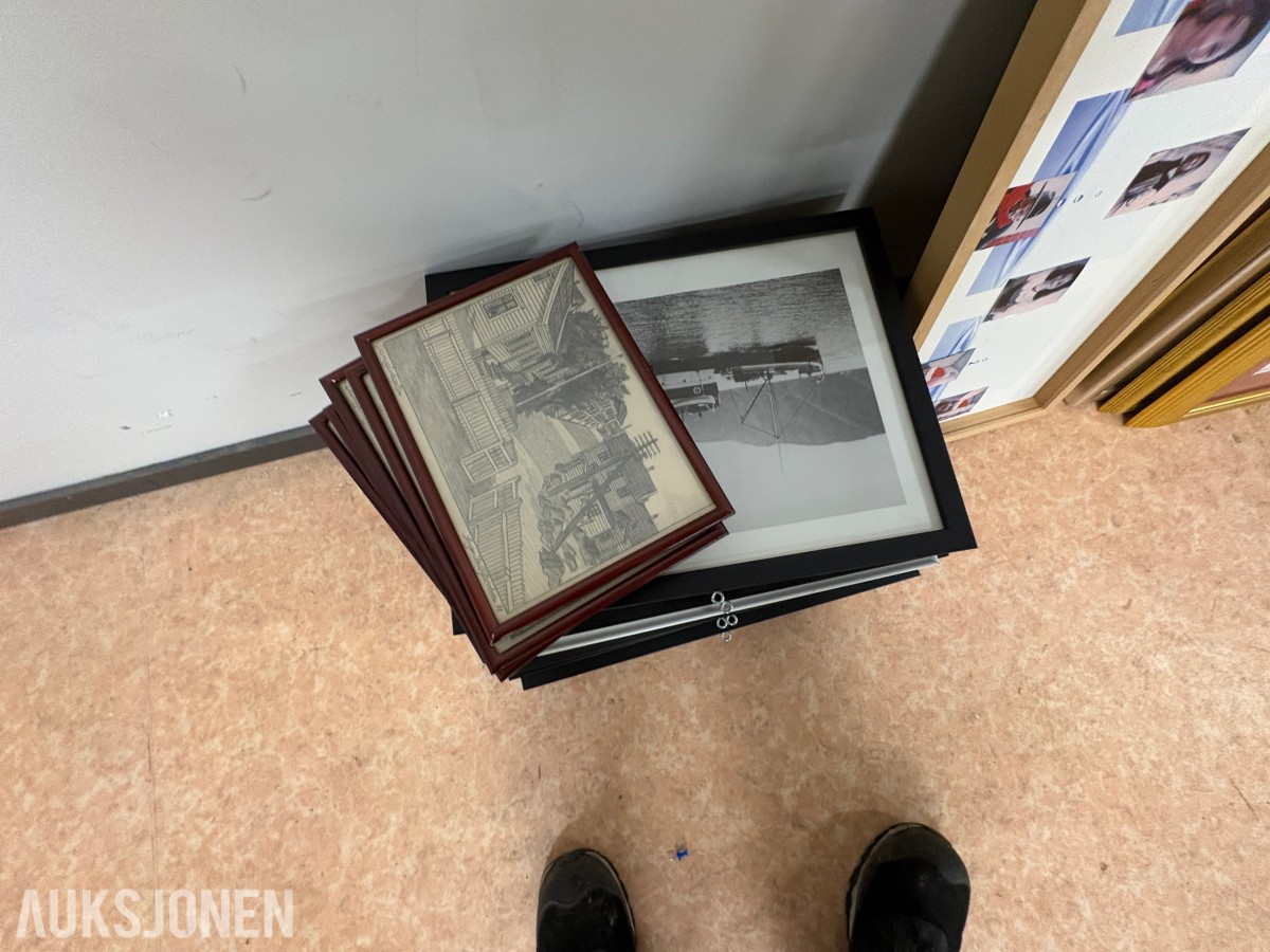 Stort parti med møbler og bilder