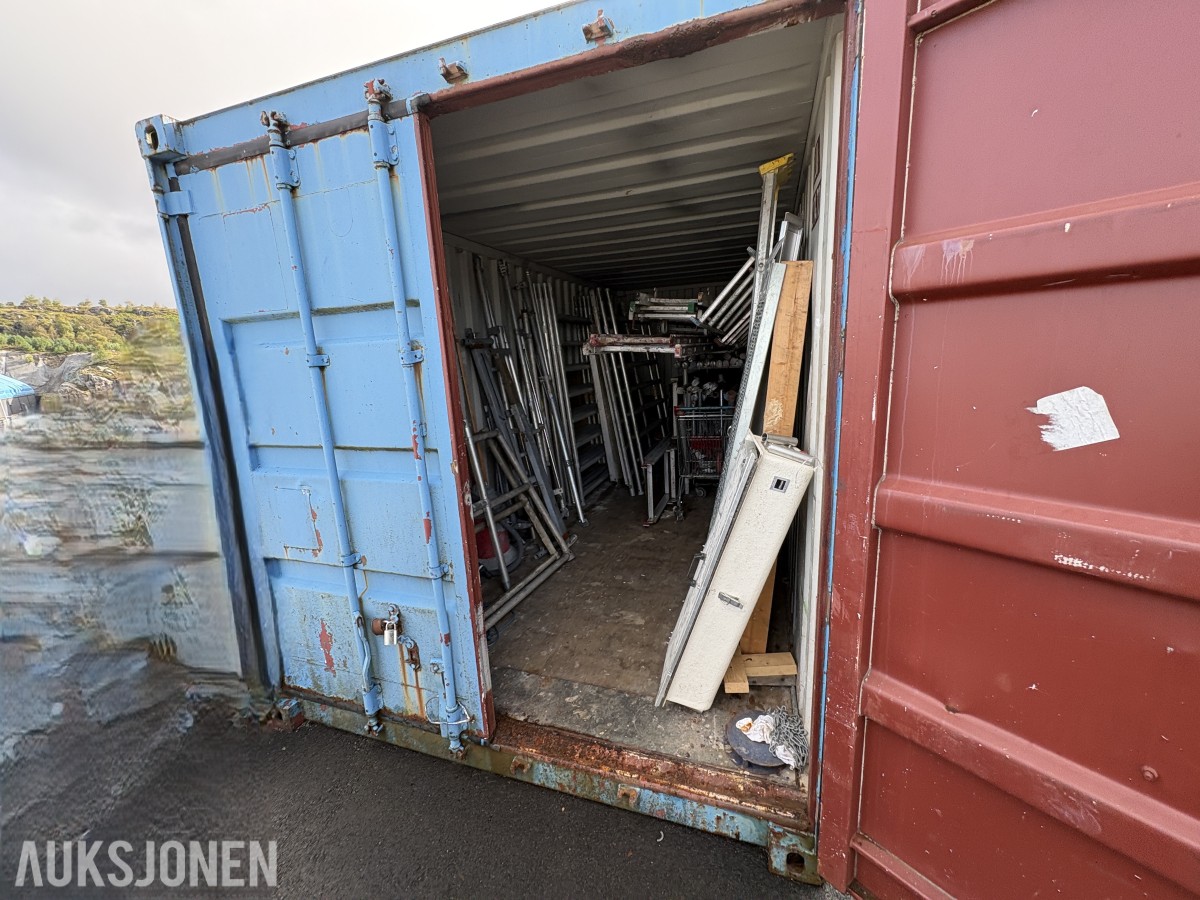 20-fots container med diverse innhold - stillas, stiger, kabler ol