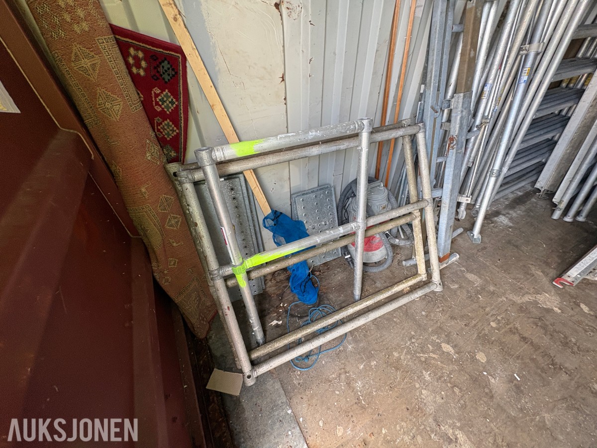 20-fots container med diverse innhold - stillas, stiger, kabler ol