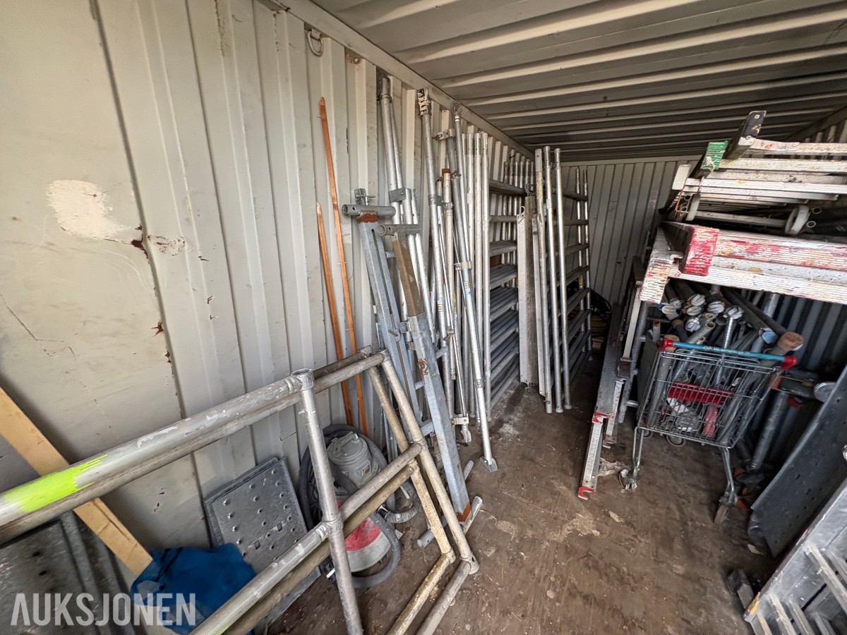 20-fots container med diverse innhold - stillas, stiger, kabler ol