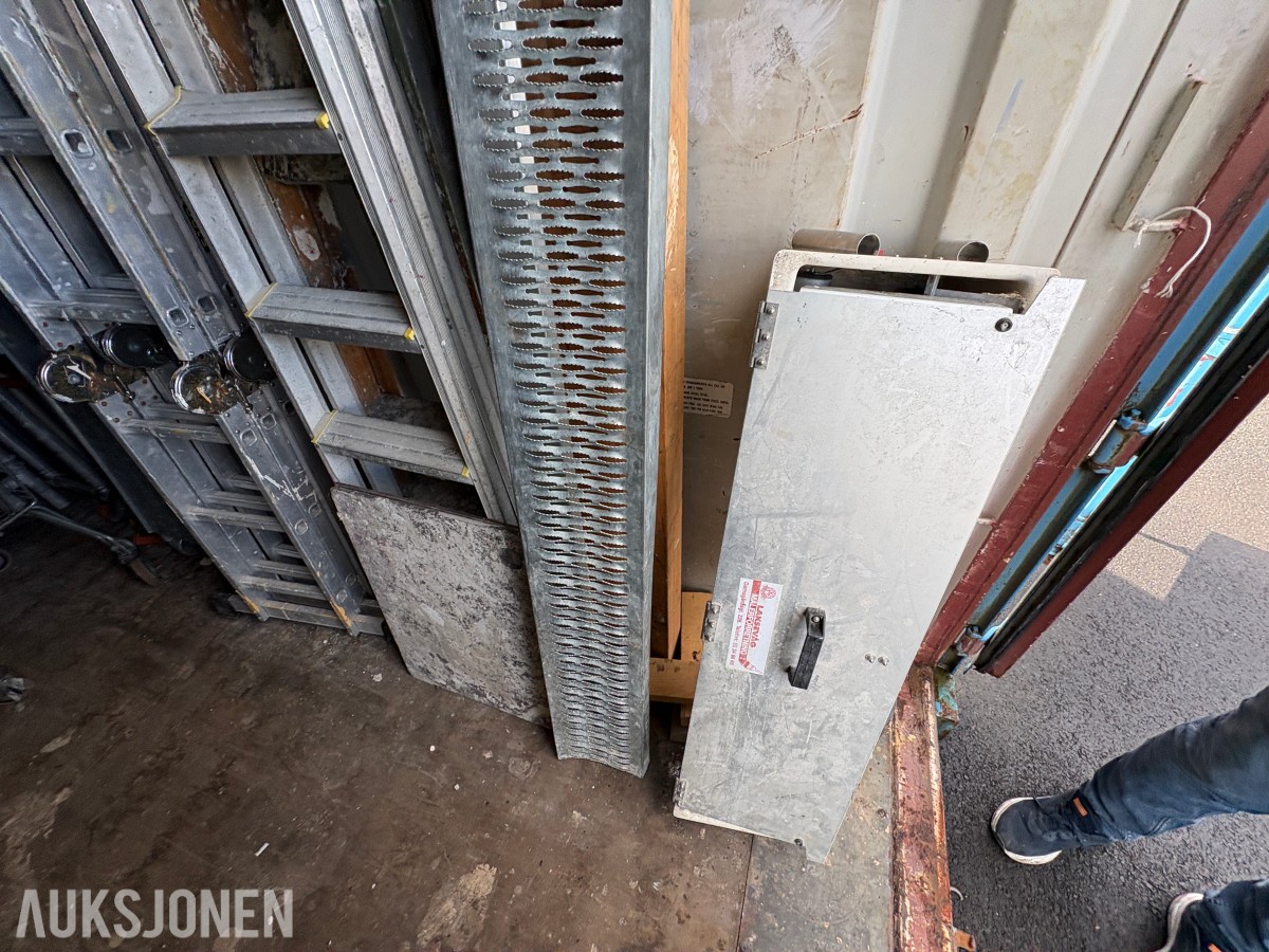 20-fots container med diverse innhold - stillas, stiger, kabler ol