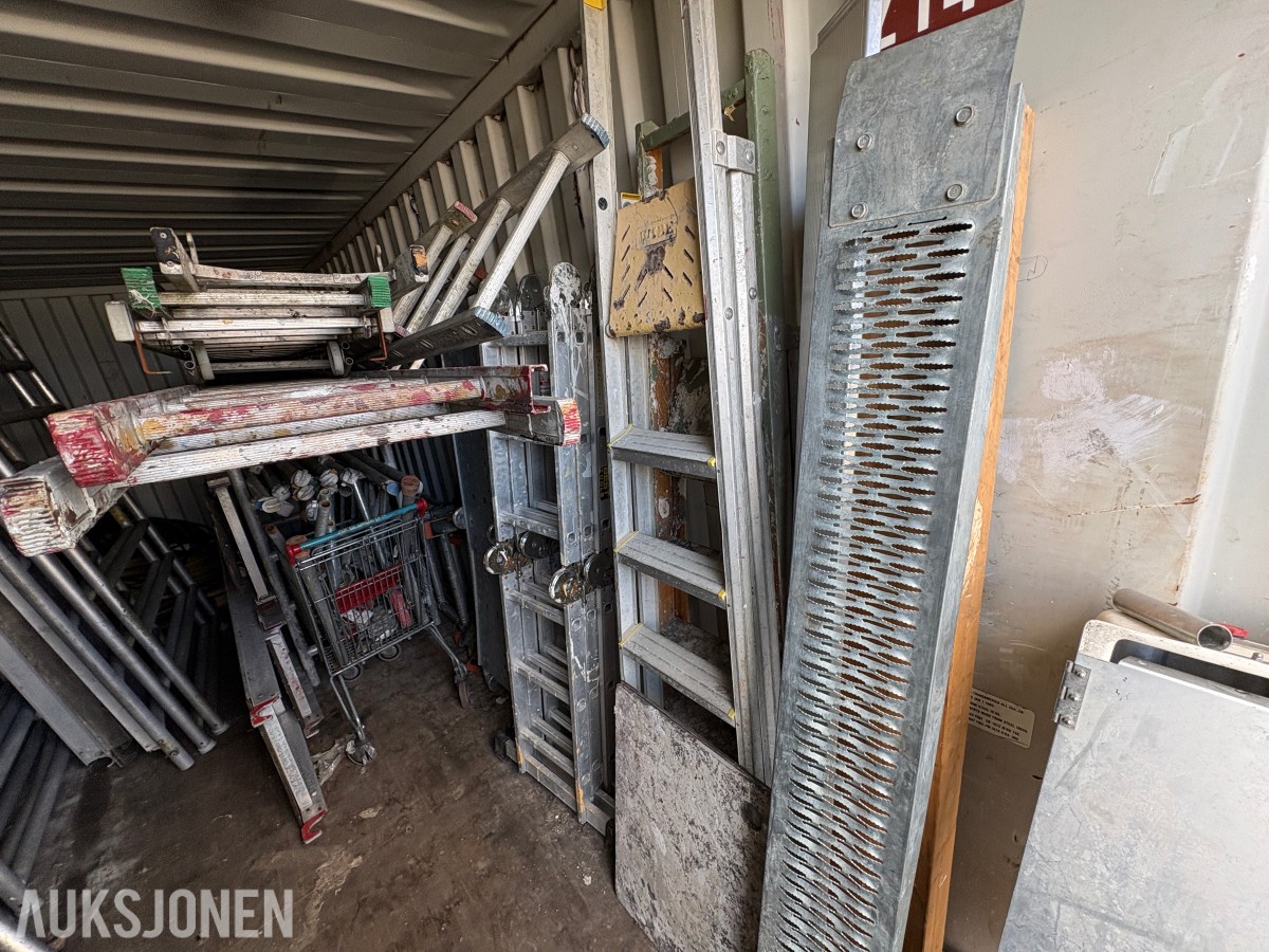 20-fots container med diverse innhold - stillas, stiger, kabler ol