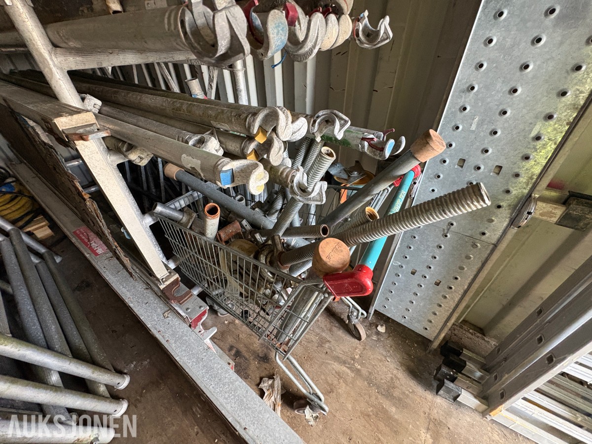 20-fots container med diverse innhold - stillas, stiger, kabler ol