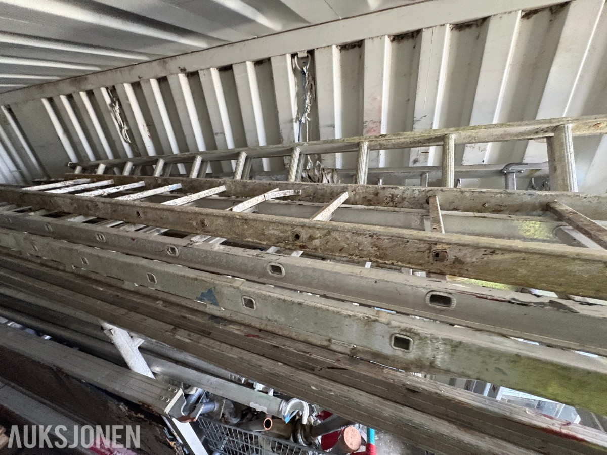 20-fots container med diverse innhold - stillas, stiger, kabler ol