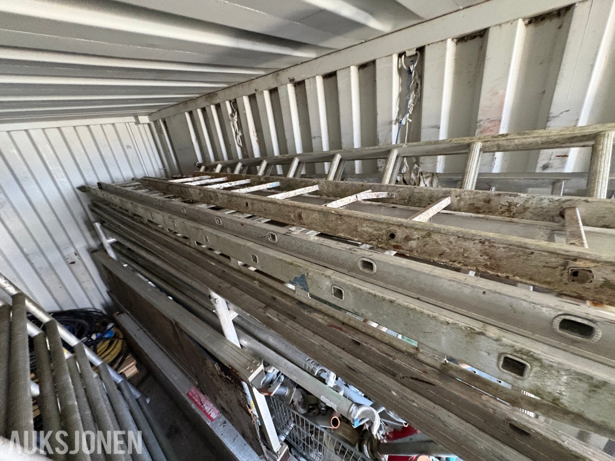 20-fots container med diverse innhold - stillas, stiger, kabler ol